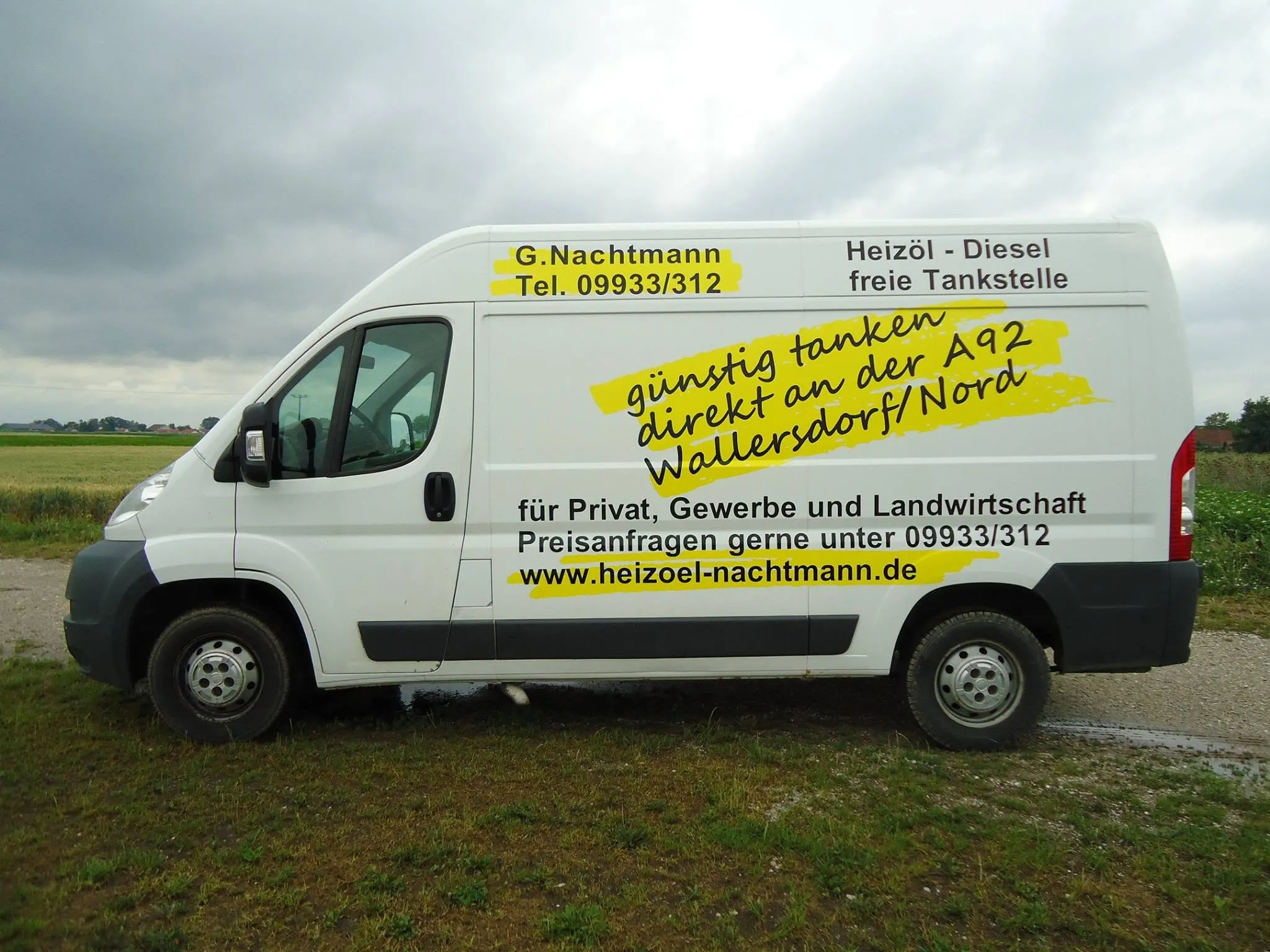 Beschrifteter Transporter - Heizöl & Diesel