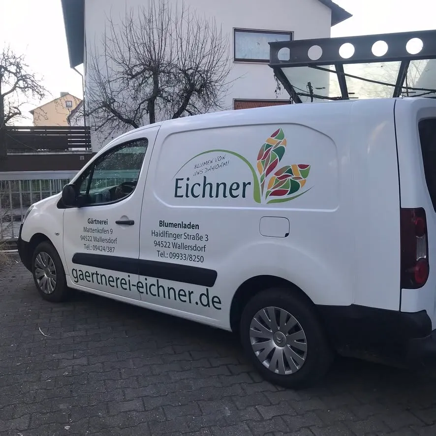 Beschrifteter Transporter einer Gärtnerei