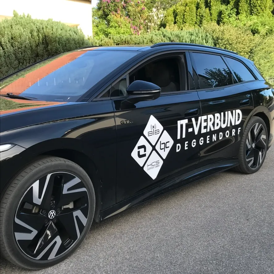 Frisch beklebter Transporter vor der Werkstatt