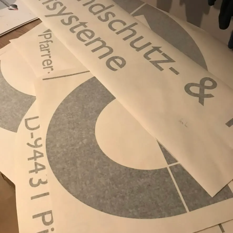 Fertige Klebeschrift auf Transferfolie