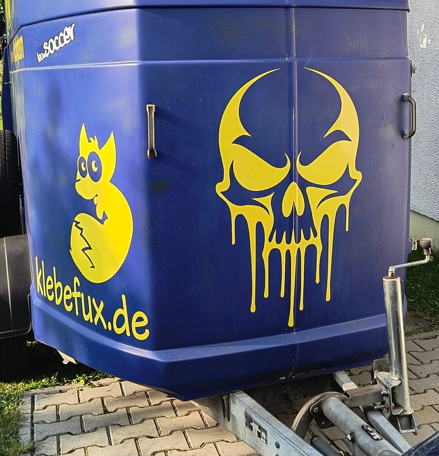 Konturgeschnittene Klebeschrift auf Anhänger