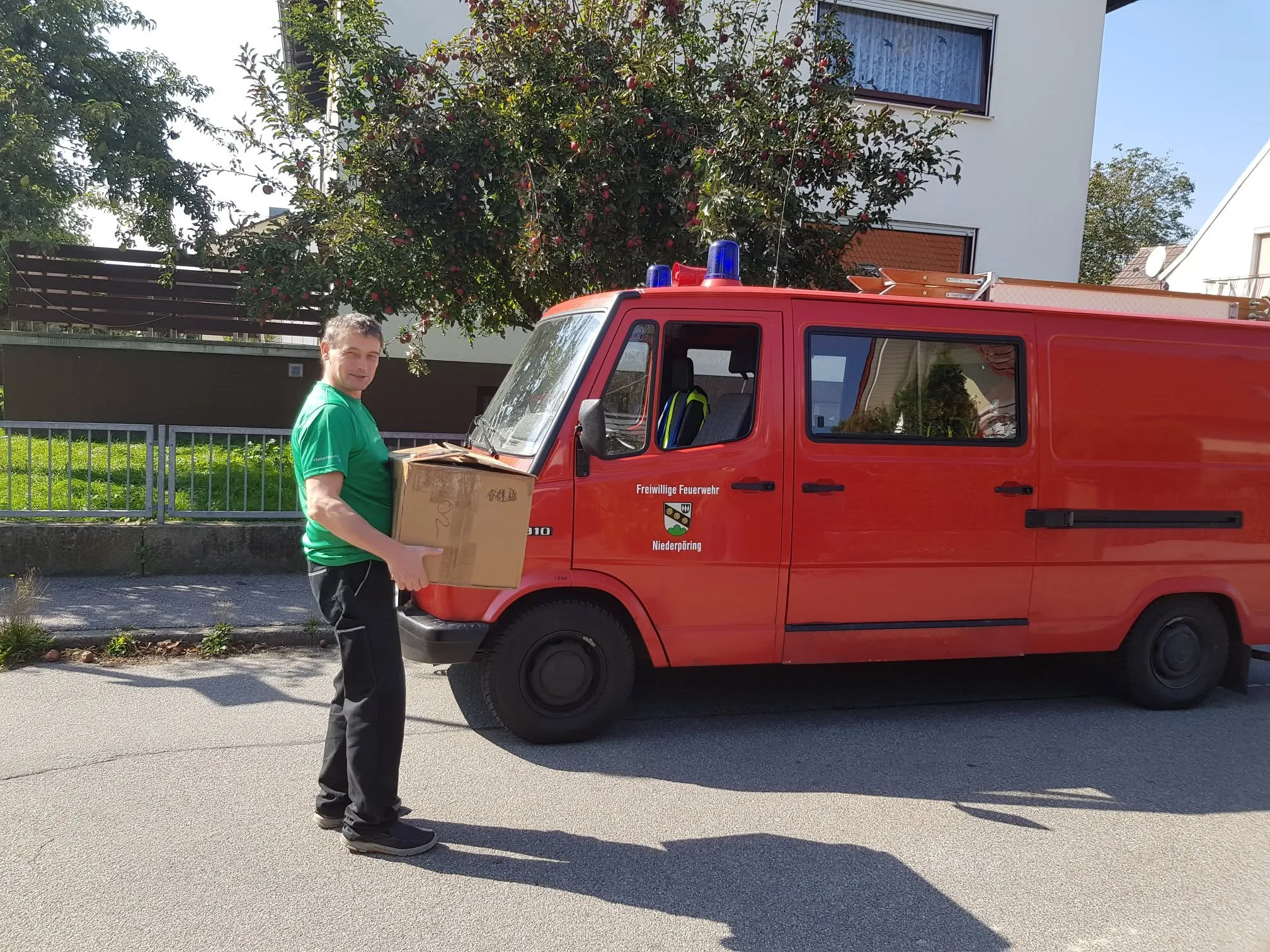 Firmenwagen mit frischer Fahrzeugbeschriftung von b-schriftung