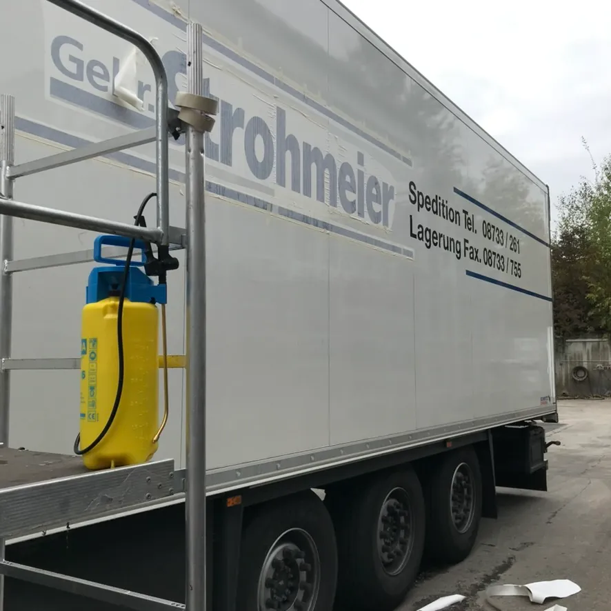 Transporter mit Vollfolierung als Fahrzeugbeschriftung