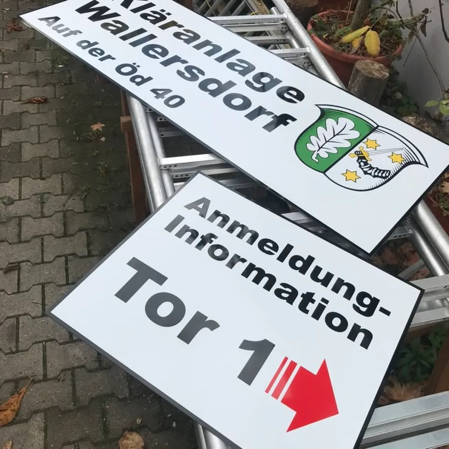 Hinweisschilder Kläranlage und Toreinfahrt