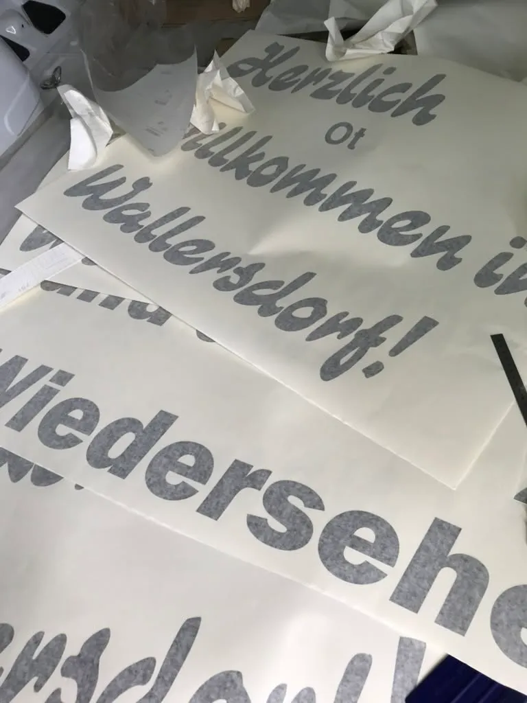 Willkommensschild in Wallersdorf, Detailansicht