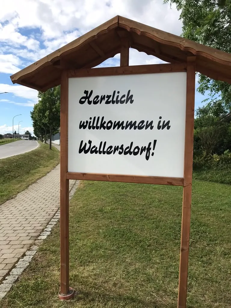 Willkommensschild in Wallersdorf