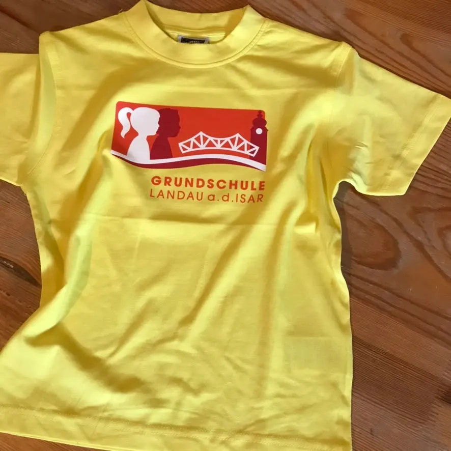 Bedrucktes Shirt einer Grundschule