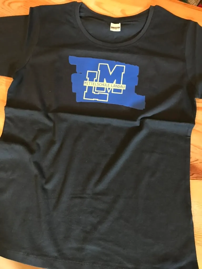 Flexdruck-Detail auf T-Shirt einer Mittelschule