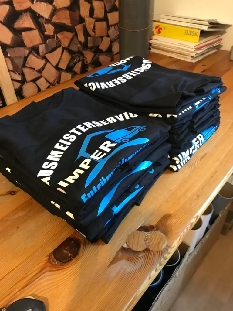 Gefaltete Shirts mit Firmenlogo